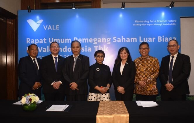 
					Jajaran direksi dan komisaris PT Vale foto bersama usai RUPSLB di Jakarta Senin, (28/07/25)