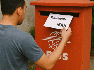 Ilustrasi. Seseorang mengirim surat untuk Bupati Irwan Bachri Syam (Ibas)