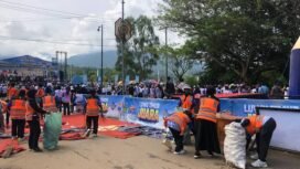 Para petugas kebersihan sangat sigap membersihkan sampah disela-sela kegiatan. 