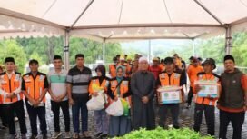 Petugas kebersihan dapat bantuan sembako dari Bupati Luwu Timur, Irwan Bachri Syam.