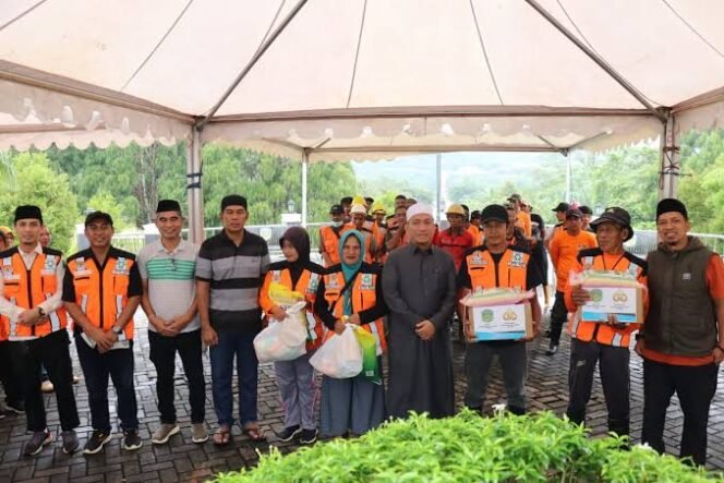 
					Petugas kebersihan dapat bantuan sembako dari Bupati Luwu Timur, Irwan Bachri Syam.