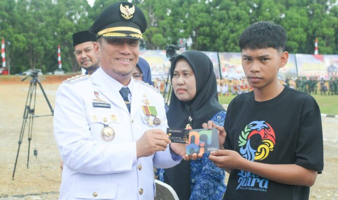 
					Bupati Luwu Timur Irwan Bachri Syam memberikan kartu pintar pada HUT Ke-80 Kemerdekaan Republik Indonesia, Minggu (17/08/25). 