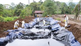 Minyak ditampung di kolam terpal 