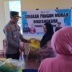 Kapolres Lutim AKBP Ario Putranto Tuhu Mangabdi memberikan beras kepada masyarakat, Rabu, (13/08/25)