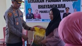 Kapolres Lutim AKBP Ario Putranto Tuhu Mangabdi memberikan beras kepada masyarakat, Rabu, (13/08/25)