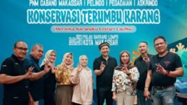 Foto bersama disela-sela kegiatan konservasi terumbu karang. 