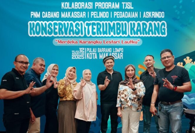 
					Foto bersama disela-sela kegiatan konservasi terumbu karang. 