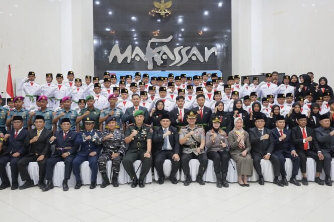 
					Wali Kota Makassar Munafri Arifuddin foto bersama Paskibra 