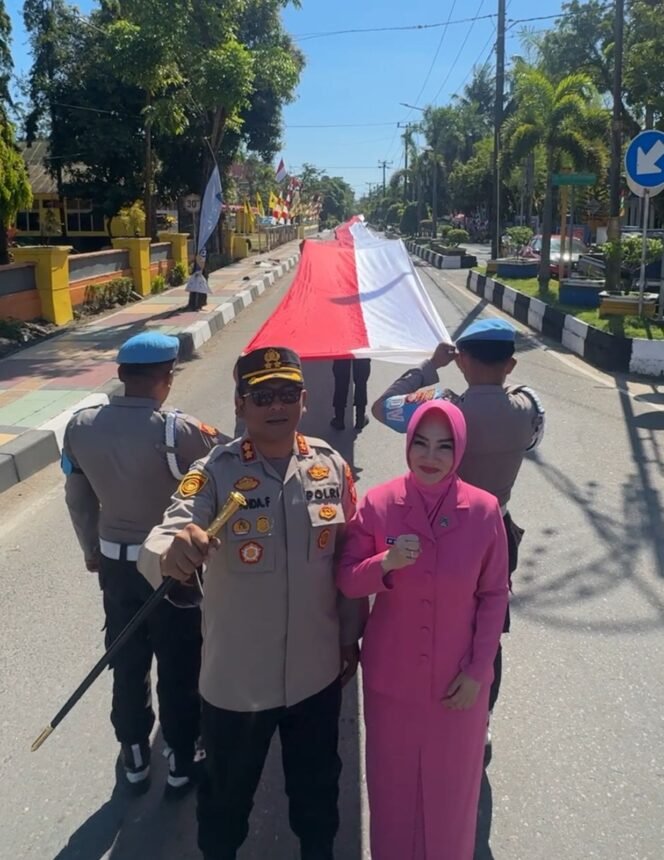 
					Kapolres Barru, AKBP Ananda Fauzi Harahap bersama Istrinya Rina Ananda ikut membentangkan bendera merah putih sepanjang 800 meter.