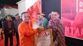 Walikota Makassar Munafri Arifuddin (kanan) menerima penghargaan dari Gubernur Sulsel, Andi Sudirman Sulaiman Minggu malam, (17/08/25).