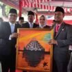 Gubernur Sulsel Andi Sudirman Sulaiman dapat hadiah lukisan Masjid 99 Kuba dari Kakanwil Ditjenpas Sulsel, Rudy Fernando Sianturi 