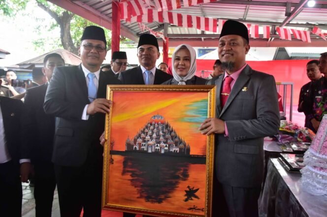 
					Gubernur Sulsel Andi Sudirman Sulaiman dapat hadiah lukisan Masjid 99 Kuba dari Kakanwil Ditjenpas Sulsel, Rudy Fernando Sianturi 