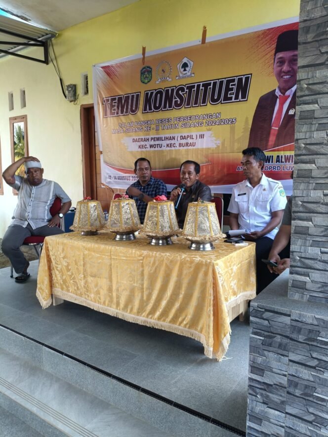 
					Anggota DPRD Lutim Badawi Alwi (pegang mic) saat reses perseorangan beberapa waktu lalu. 