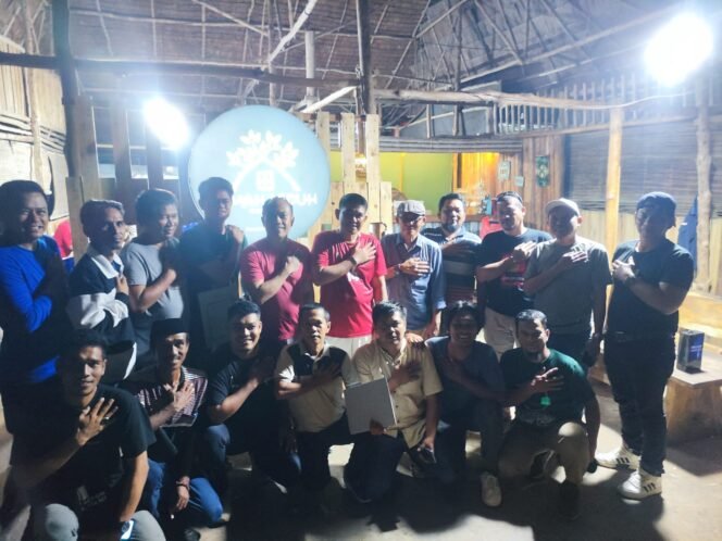 
					Kasatlantas Polres Lutim, Iptu Agusnawan (baju merah tengah) foto bareng pewarta usai menggelar turnamen domino, Rabu, (19/08/25)