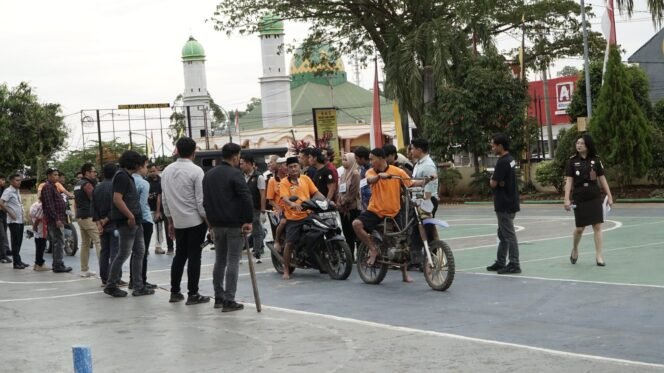 
					Rekonstruksi kasus penganiayaan berat di Halaman Mapolres Luwu Timur, Kamis, 21 Agustus 2025