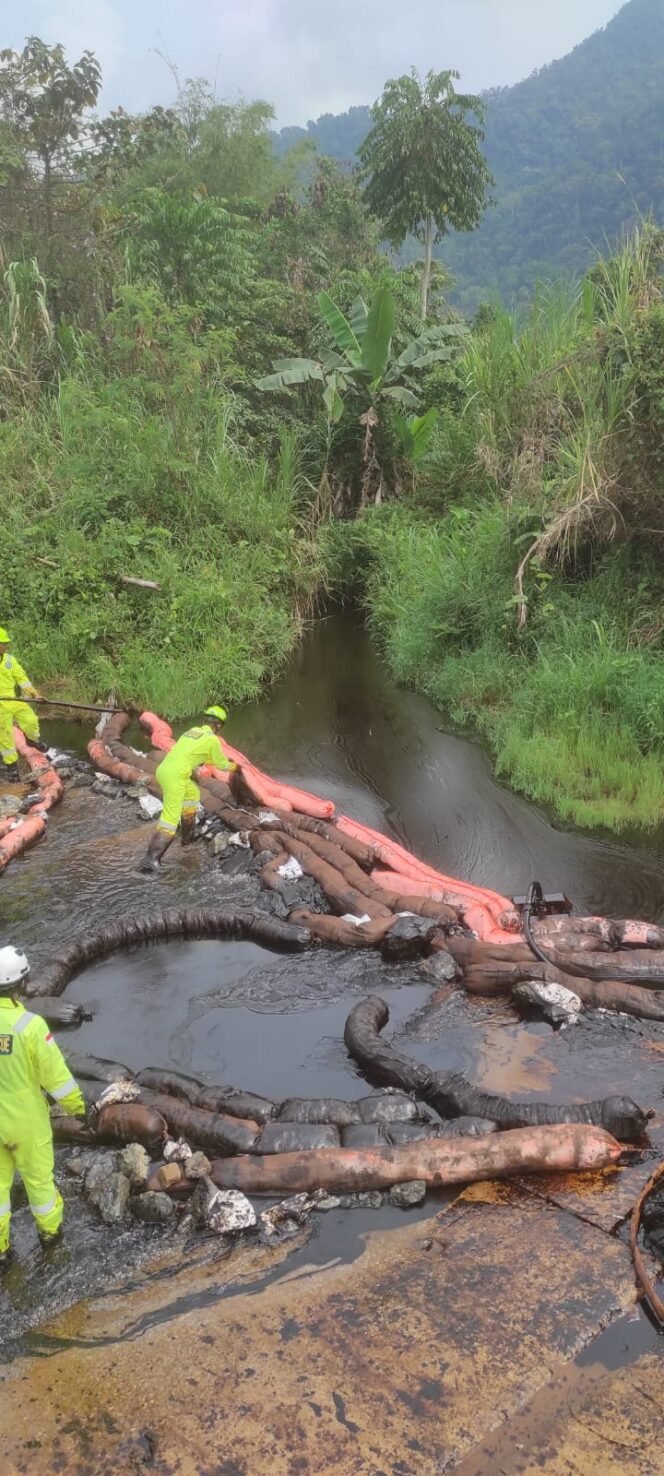 
					Petugas berupaya mencegah penyebaran minyak ke hilir sungai Koromosilu, Sabtu, (23/08/25)