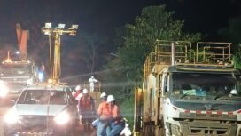 Hingga malam hari tim berada di lokasi untuk menangani kebocoran pipa minya di Lioka, Sabtu, (23/08/25)