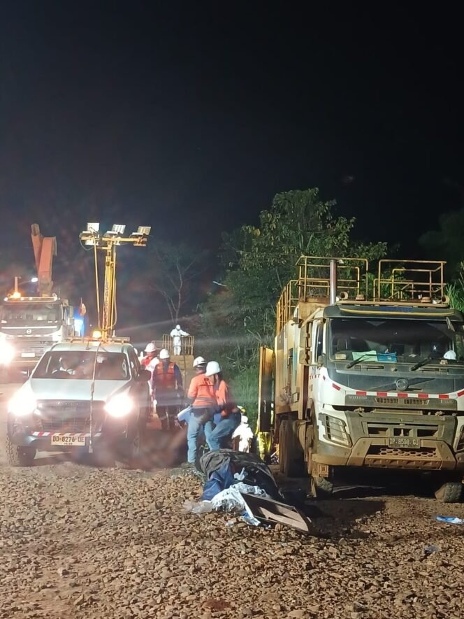 
					Hingga malam hari tim berada di lokasi untuk menangani kebocoran pipa minya di Lioka, Sabtu, (23/08/25)