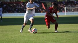 Pemain PSM Makassar rebutan bola