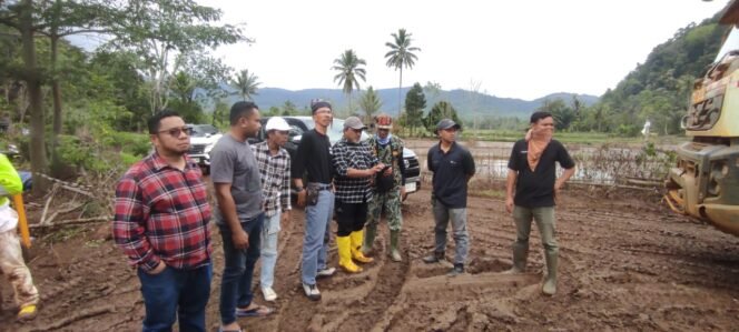 
					Dewan Adat Padoe dan Pengurus PASITABE mengunjungi areal persawahan terdampak tumpahan minyak PT Vale, didampingi staff External PT Vale, Minggu (24/08/25)