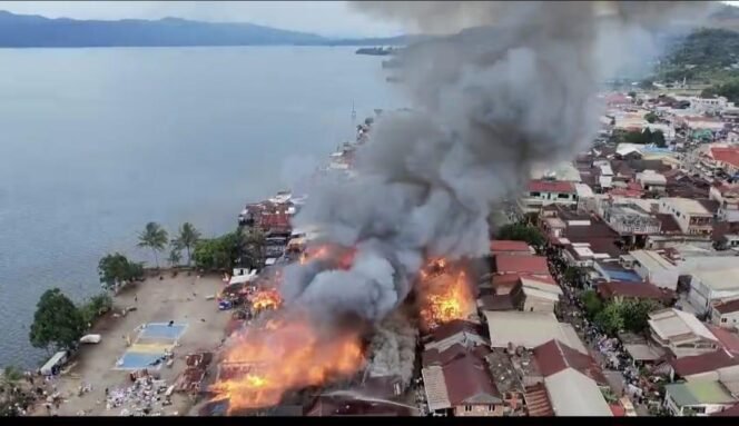 
					Tampilan dari atas kebakaran di Dermaga Sorowako, Rabu, (27/08/25). 