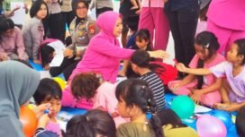 Anak-anak korban bencana kebakaran di Desa Sorowako dihibur Polwan dan Ibu Bhayangkara Polres Luwu Timur, Kamis, (28/08/25)