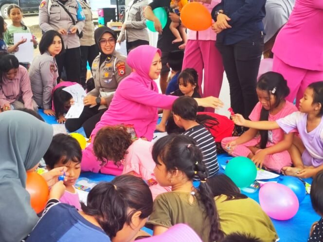
					Anak-anak korban bencana kebakaran di Desa Sorowako dihibur Polwan dan Ibu Bhayangkara Polres Luwu Timur, Kamis, (28/08/25)