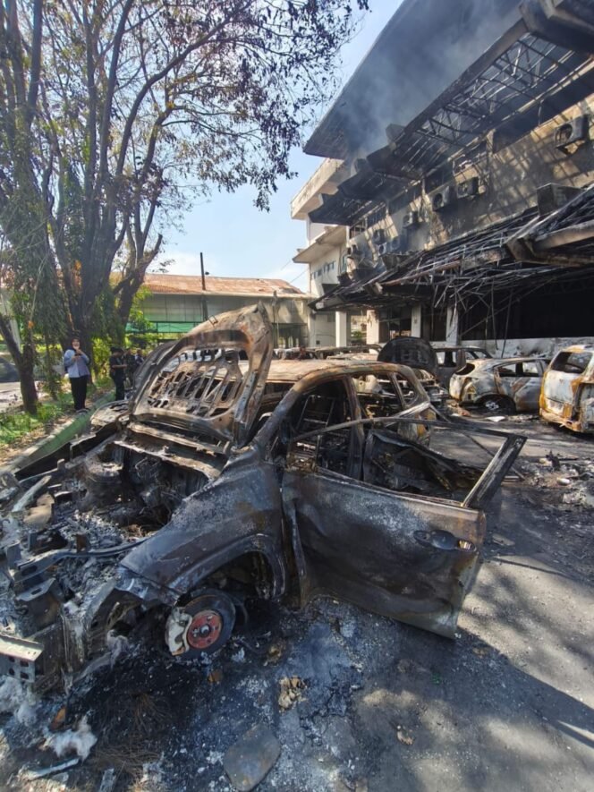 
					Kondisi terkini gedung DPRD Makassar setelah terbakar, Jum'at (29/08/25).