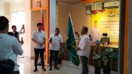 Aswin Kurais pegang bendera terpilih secara aklamasi pada Musyawarah Kabupaten Kadin Lutim di Ballroom Hotel Lagaligo, Rabu, (13/08/25)
