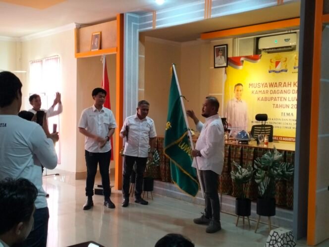 
					Aswin Kurais pegang bendera terpilih secara aklamasi pada Musyawarah Kabupaten Kadin Lutim di Ballroom Hotel Lagaligo, Rabu, (13/08/25)