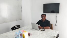 Kasubsi Humas Polres Luwu Timur, Bripka Andi Muh Taufik saat berkunjung ke kantor Redaksi Kolomdata.id, Kamis, (21/08/25).