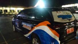 Mobil Dinas milik RSUD I Lagaligo dr Irfan terparkir di halaman Mapolres Luwu Timur, Kamis, (21/08/25) Foto : Kolomdata.id