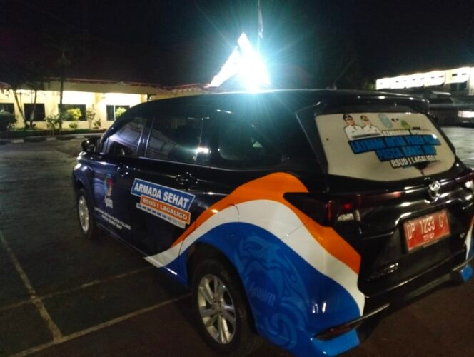 
					Mobil Dinas milik RSUD I Lagaligo dr Irfan terparkir di halaman Mapolres Luwu Timur, Kamis, (21/08/25) Foto : Kolomdata.id