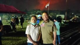 Bupati Luwu Timur, Irwan Bachri Syam (kanan) didampingi mantan anggota DPRD Lutim, Najamuddin saat berada di lokasi kebakaran, Sabtu malam (27/08/25). 