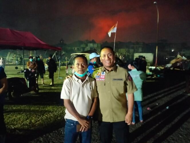 
					Bupati Luwu Timur, Irwan Bachri Syam (kanan) didampingi mantan anggota DPRD Lutim, Najamuddin saat berada di lokasi kebakaran, Sabtu malam (27/08/25). 