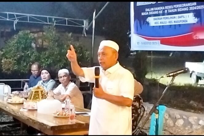
					HM Siddiq BM memberikan sambutan pada kegiatan reses perseorangan, Rabu (13/08/25)