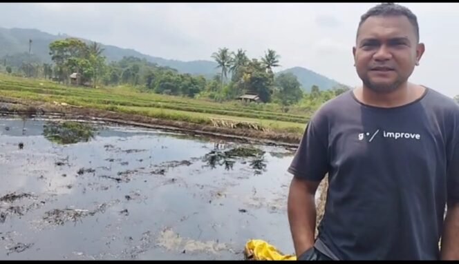 
					Ketua Komisariat Pasitabe Towuti, Arryos berada di sawah terdampak kebocoran pipa minyak. 