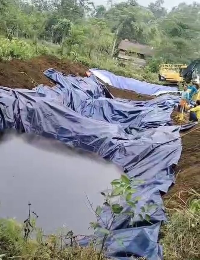 
					Penampungan terpal yang dibangun PT Vale untuk menguras tumpahan minya di irigasi dan sungai, Sabtu, (23/08/25)