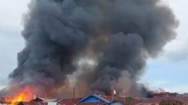 Pemukiman di Dermaga Sorowako, Kecamatan Nuha, Kabupaten Luwu Timur terbakar, Rabu, (27/08/25).