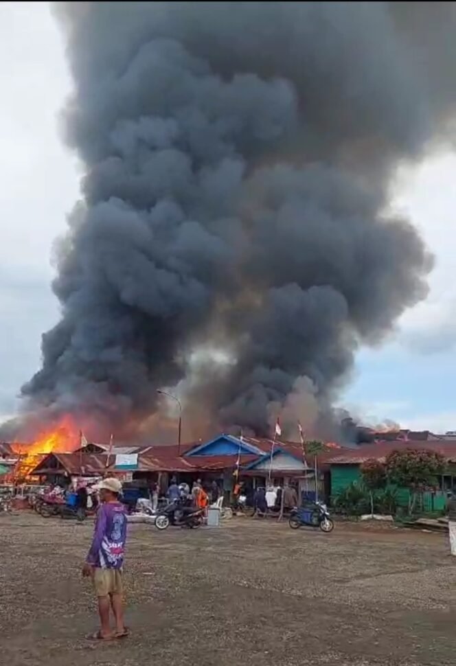 
					Pemukiman di Dermaga Sorowako, Kecamatan Nuha, Kabupaten Luwu Timur terbakar, Rabu, (27/08/25).