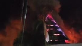 Kantor DPRD Kota Makassar dibakar massa aksi, Jumat malam, (29/08/25)