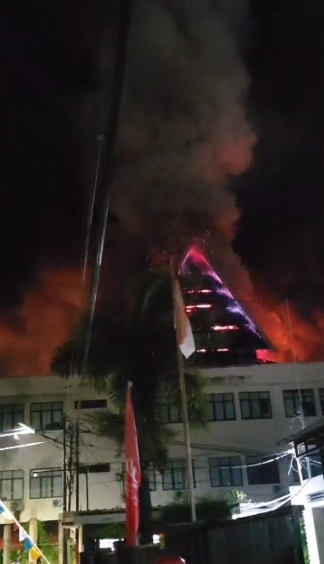 
					Kantor DPRD Kota Makassar dibakar massa aksi, Jumat malam, (29/08/25)