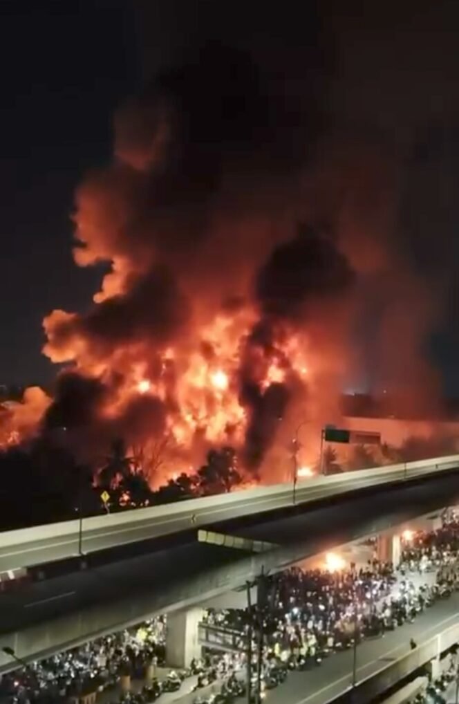 
					Kondisi Makassar. Aksi pembakaran kantor anggota legislatif.