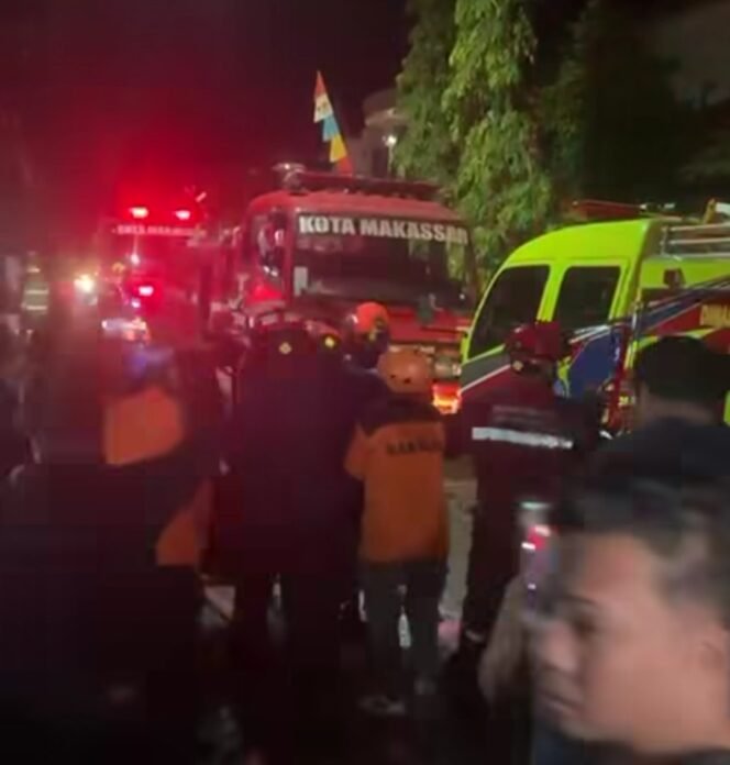 
					Evakuasi jenazah perempuan yang ditemukan tewas terpanggang di dalam kantor DPRD Kota Makassar. 