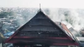 Kondisi Gedung DPRD Kota Makassar setelah dibakar, Sabtu, (30/08/25).