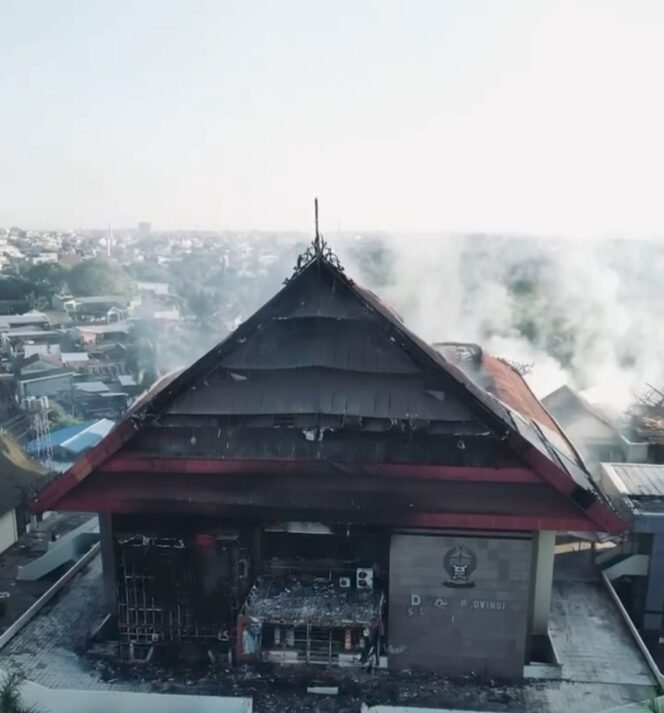 
					Kondisi Gedung DPRD Kota Makassar setelah dibakar, Sabtu, (30/08/25).