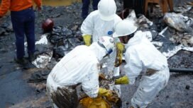 Pembersihan sisa minyak di Desa Lioka 