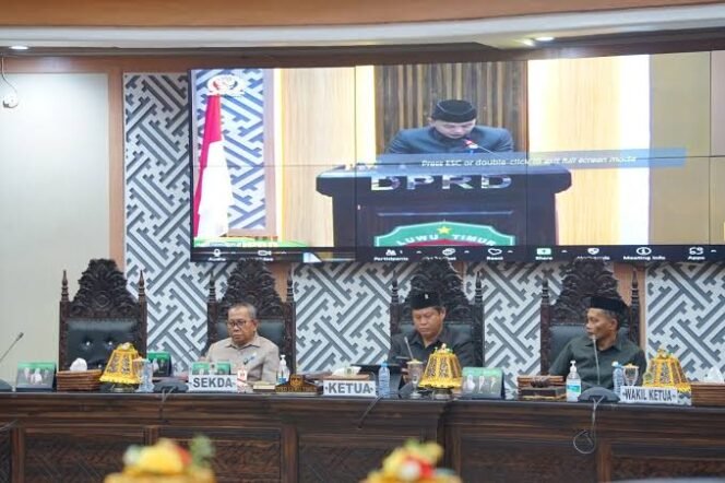 
					Ketua DPRD Lutim Ober Datte (tengah) didampingi Wakil Ketua I DPRD Lutim, Jihadin Peruge (kanan) saat Rapat Paripurna. 