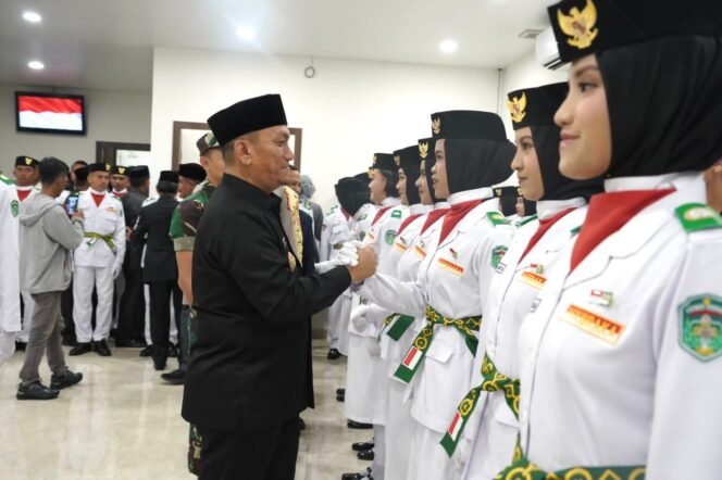 
					Bupati Luwu Timur, Irwan Bachri Syam, mengukuhkan 70 Pasukan Pengibar Bendera Pusaka (Paskibraka) Merah Putih Kabupaten Lutim Tahun 2025, di Aula Awana Wisma Trans, Kamis 14 Agustus 2025.