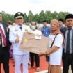 Penyerahan secara simbolis kartu lansia pada peringatan HUT Ke-80 Kemerdekaan Republik Indonesia, (17/08/25). 